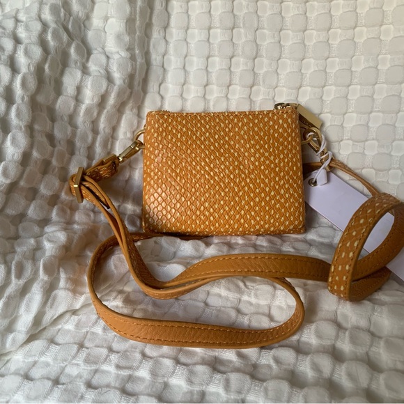 HAMMITT Levi NWT Trifold Wallet/Crossbody in Apricot Tan Snake - Picture 2 of 5